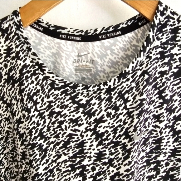 Nike Essential Pronto Black & White Patterned Short Sleeve Dri-Fit Running Top - Picture 8 of 14
